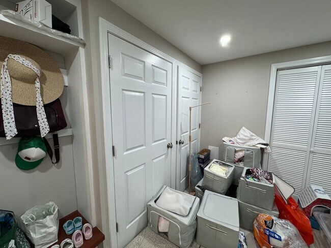 Building Photo - Waltham 3 bed 2.5 Bath