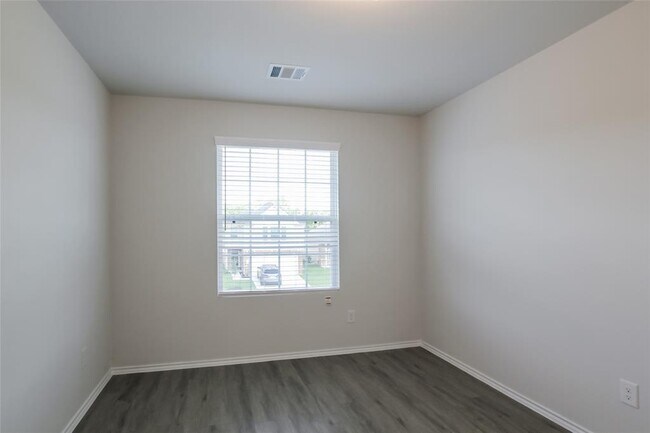 Building Photo - 8807 Red Oak Dr