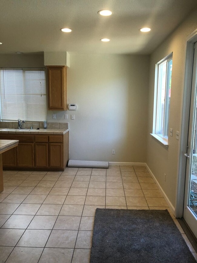 Building Photo - Stunning home in the much desired Dixon ar...