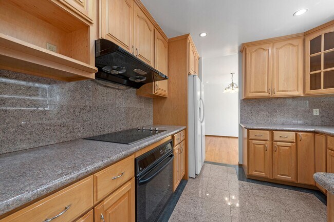 Building Photo - 5 bed/2.5 bath single family home in W. Sa...