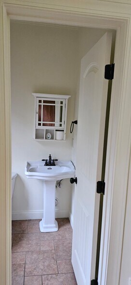 Half bath ground floor - 344 Amber Ln