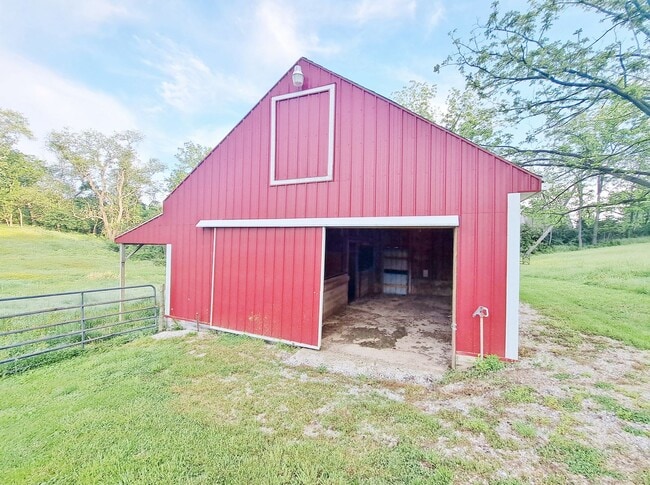 Building Photo - 3 Bed / 1-1/2 Bath Single Family Home