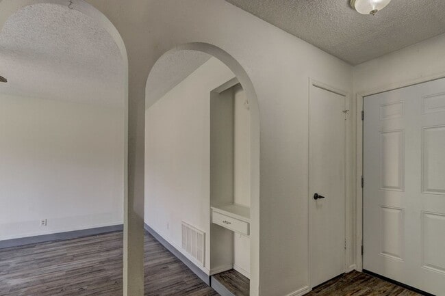 Building Photo - Cozy & Stylish Living Near ESA Park with F...