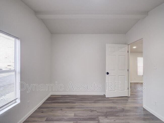 Building Photo - 403 N Walnut St