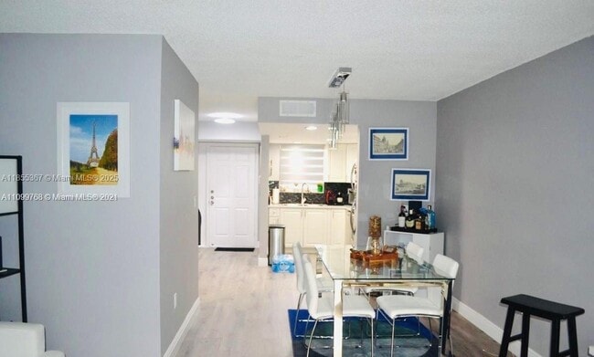 Building Photo - 9367 Fontainebleau Blvd