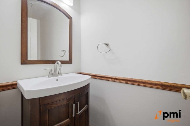 Building Photo - UPDATED 3 BEDROOM 2.5 BATH, FENCED YARD PETS ALLOWED