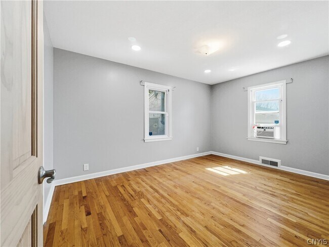 Building Photo - 429 Lionel Ave