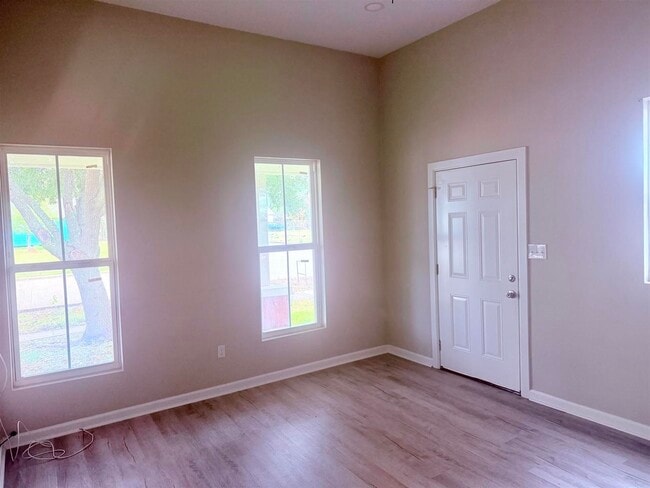 Building Photo - 2105 Laurel Ave