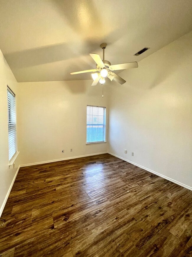 Building Photo - Beautiful Home In Oak Hollow Estates