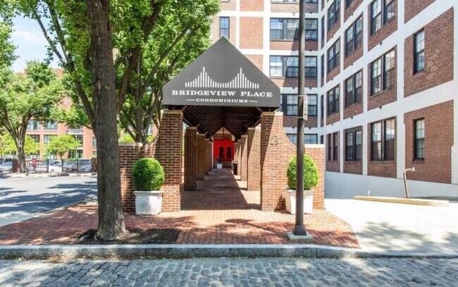 Building Photo - Luxurious 1-Bed/1-Bath Condo At Bridgeview Place! Available January 2026!