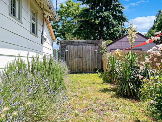 Building Photo - Adorable, vintage 1924 2-bdrm/1-bath w/ fe...