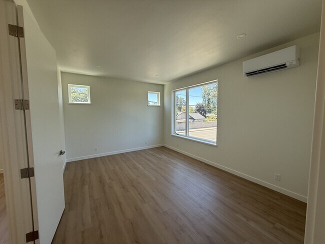 Building Photo - 2210 Emerson Dr