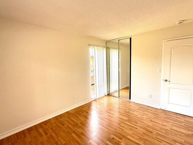 Building Photo - $3290 - 3 BED/2 BATH CONDO IN CENTRAL FREM...