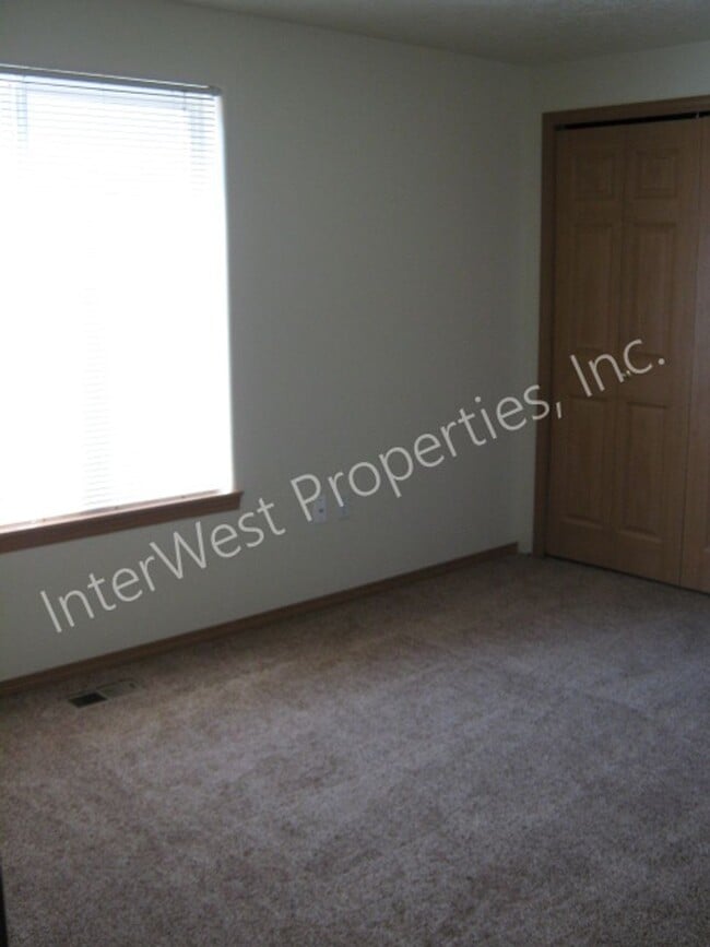 Building Photo - Ranch Style 3 Bedroom Gresham Home with 2 Car Garage, Gas Fireplace, & Yard!