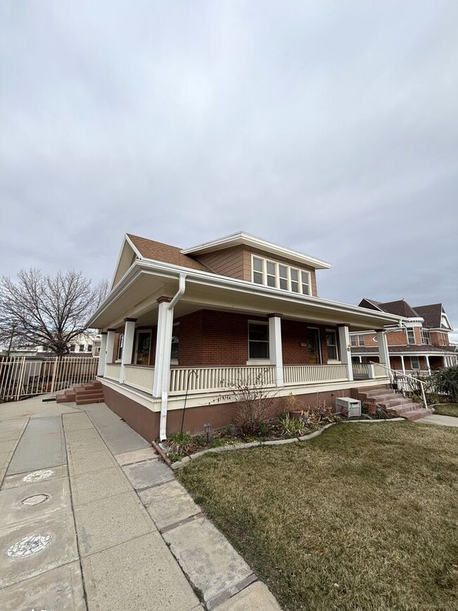 Building Photo - Make This House Your Home—Deposit Moves Yo...