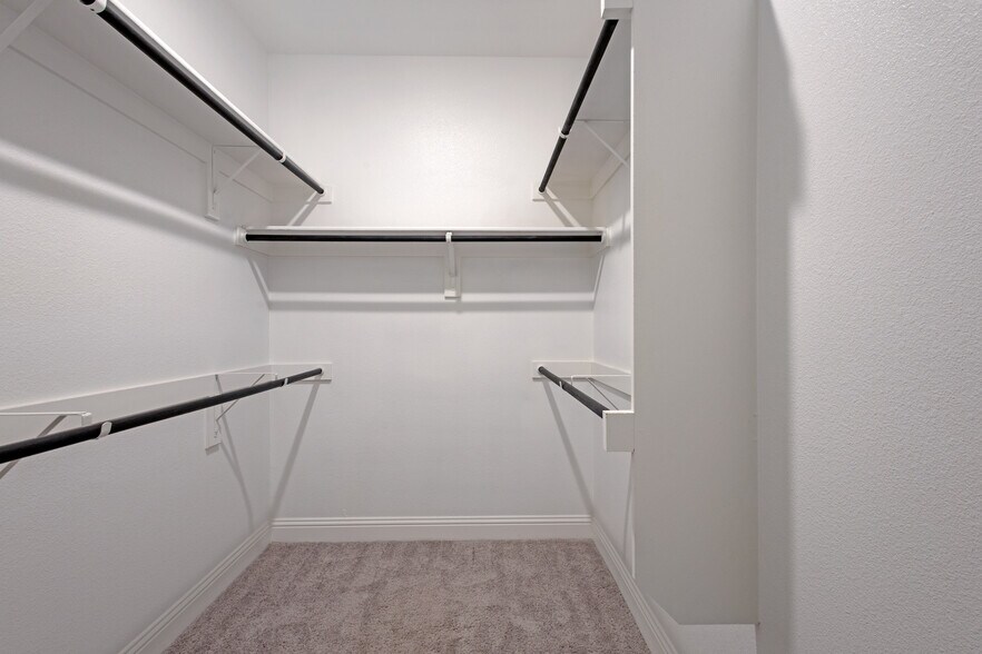 Building Photo - 724 Amenduni Ln