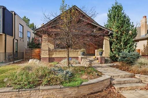 Building Photo - Beautiful 3 Bedroom Craftsman Bungalow Furnished or Unfurnished Available NOW!