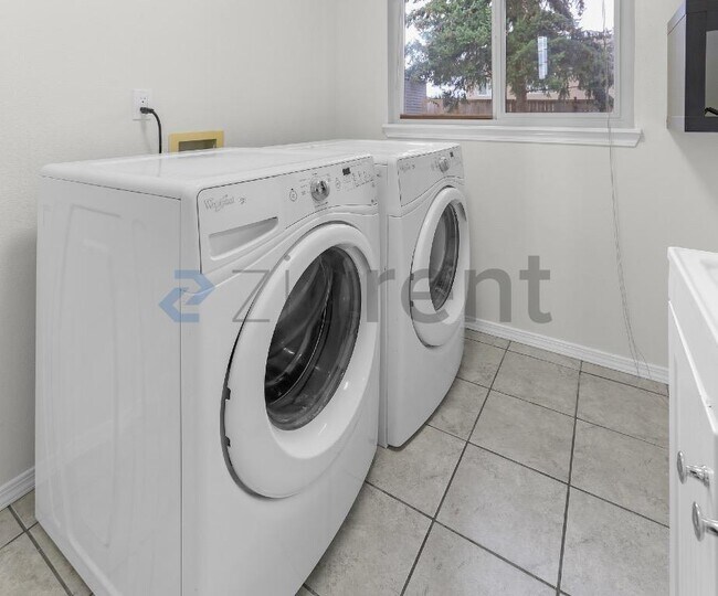 Building Photo - Unit