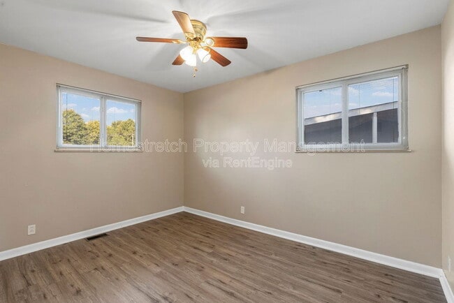 Building Photo - 560 Falcon Dr
