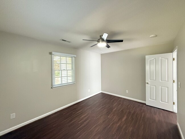 Building Photo - 815 Meadowstone Dr