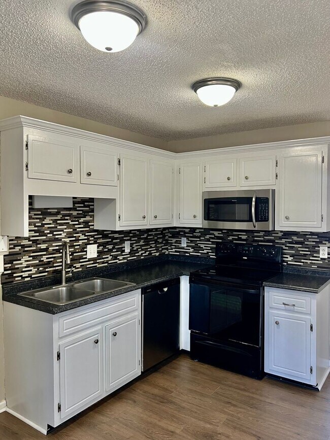 Building Photo - Newly Renovated Home Off Trenton Rd!