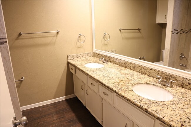 Building Photo - 2215 Silver Falls Dr