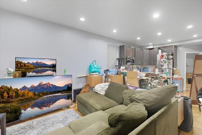 Building Photo - 518 N May St