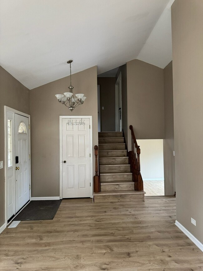 Building Photo - 2404 Kenmore Ct