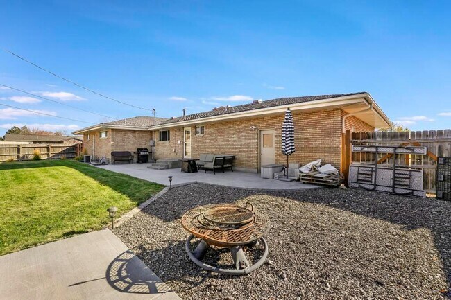 Building Photo - 216 Diana Dr