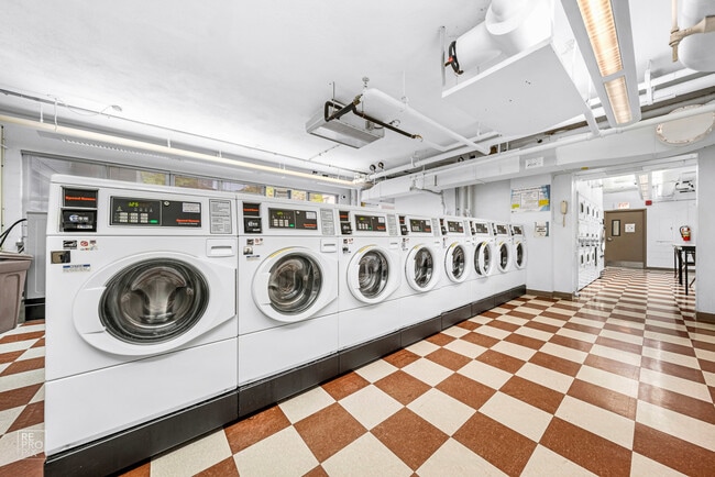 Building Photo - 6301 N Sheridan Rd