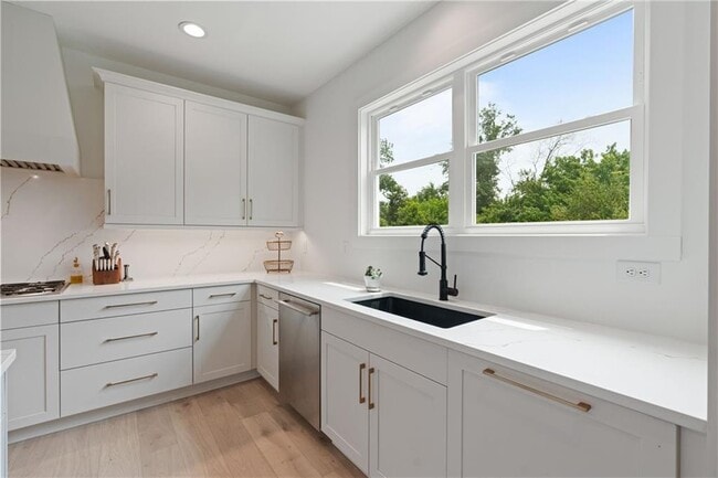 Building Photo - 2071 Fairhaven Cir NE