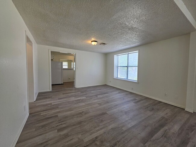 Building Photo - 3 bedroom home in Shawnee!