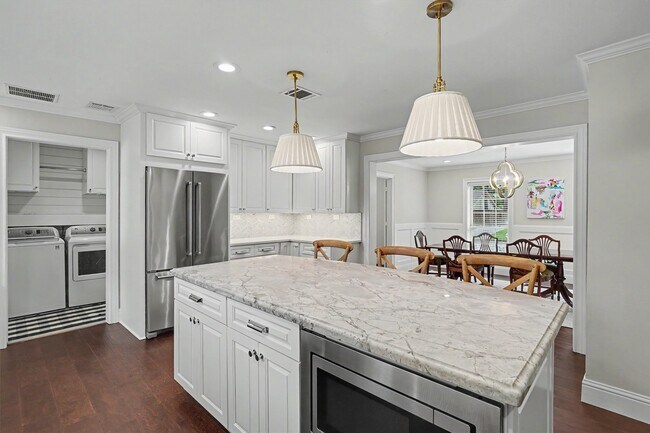 Building Photo - 751 Bison Dr