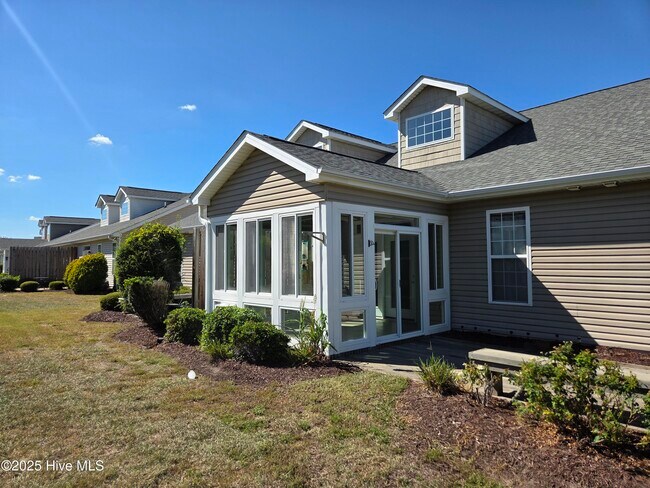 Building Photo - 521 Village Green Dr