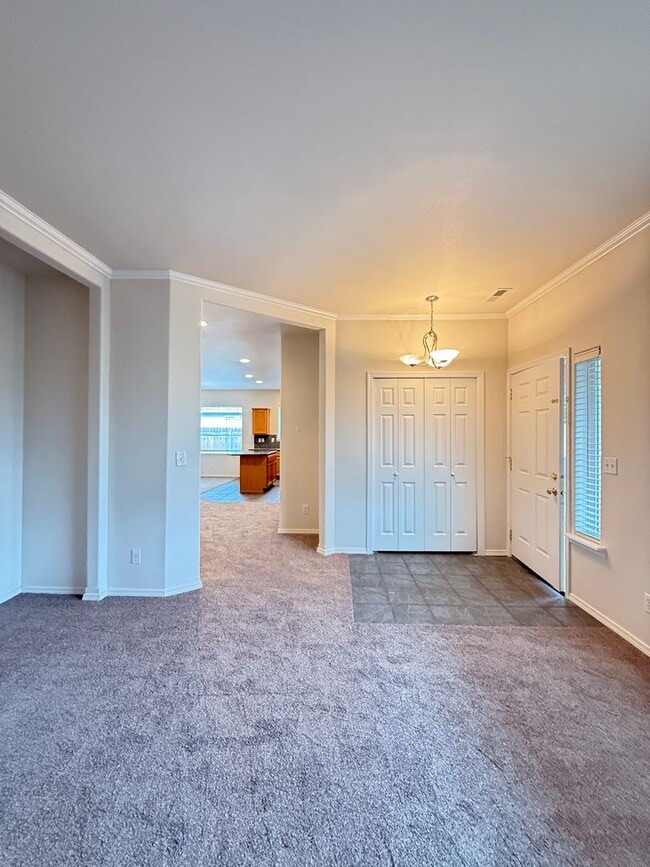 Building Photo - 3 bed, 2 bath Single Level Home