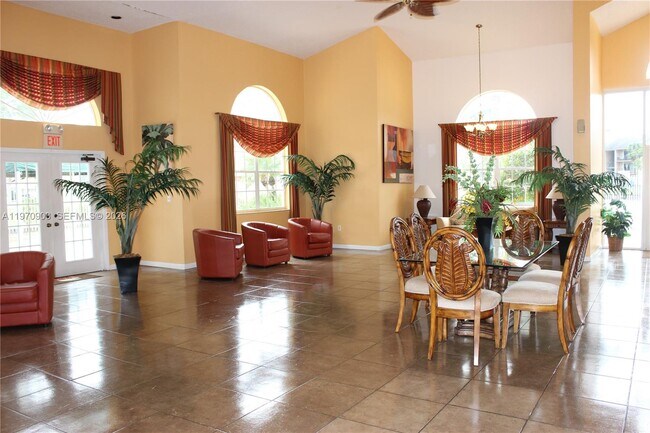 Building Photo - 400 Palm Cir W