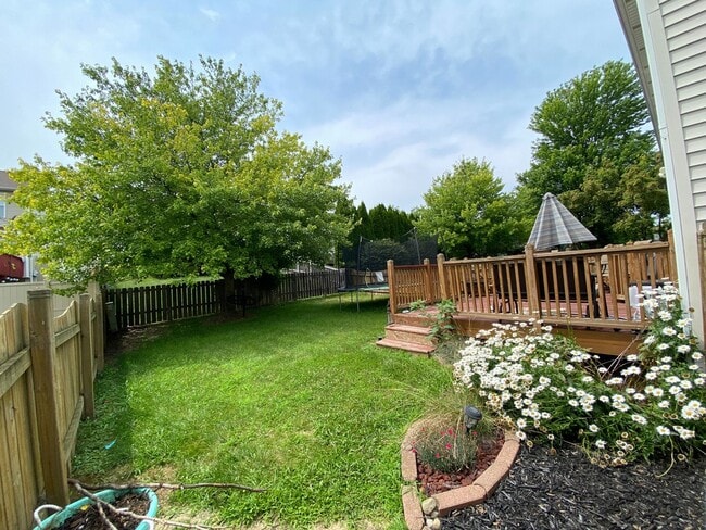 Building Photo - Beautiful 3BR, 2.5 bath townhouse in north Normal. Over 2300 square feet. Large finished basement...