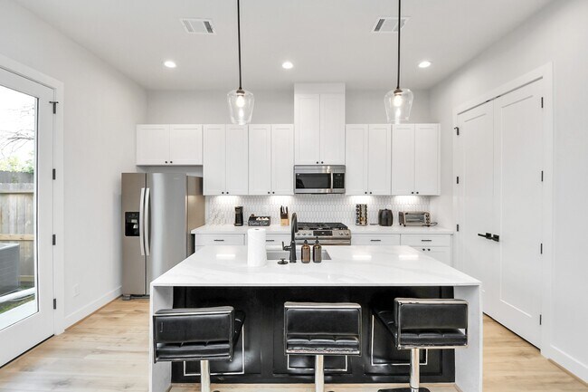 Building Photo - 6115 Campos Dr