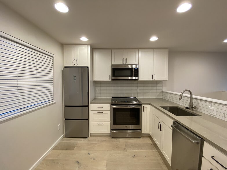 Kitchen - 4253 Palatine Ave N