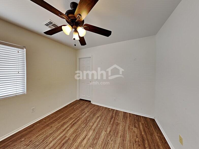 Building Photo - 1030 S 223rd Ln