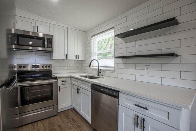 Building Photo - Renovated 4/2