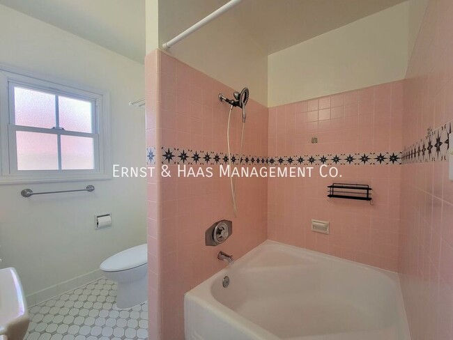 Building Photo - Beautiful Bixby Knolls 2 Bedroom Home with...