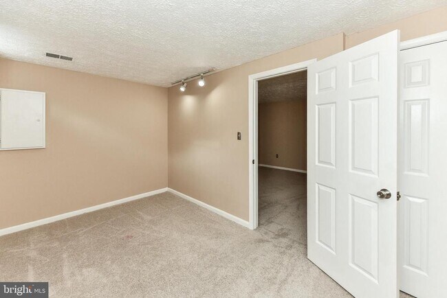 Building Photo - 12856 Mill Brook Ct