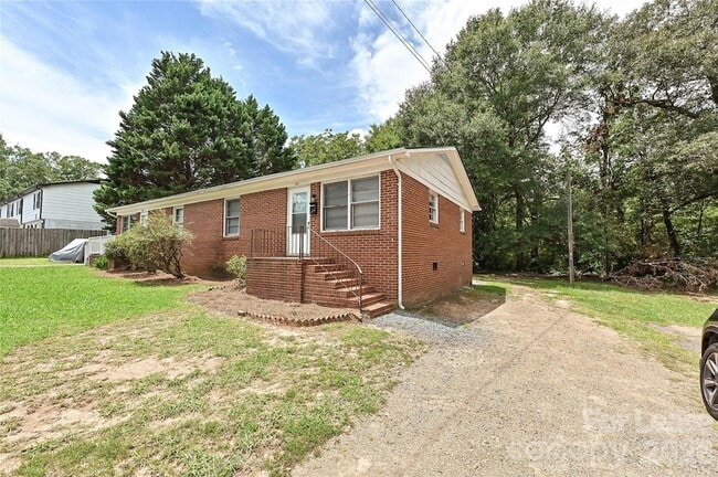 Building Photo - 321 Hamilton Dr NE