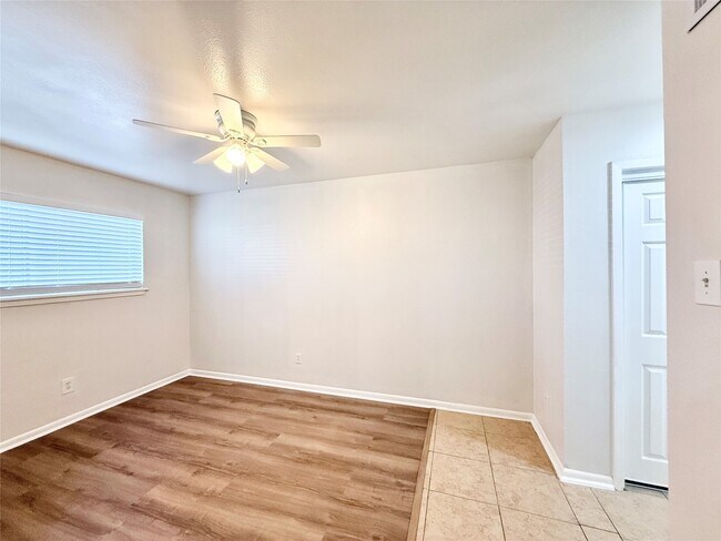 Building Photo - 1141 N Durham Dr