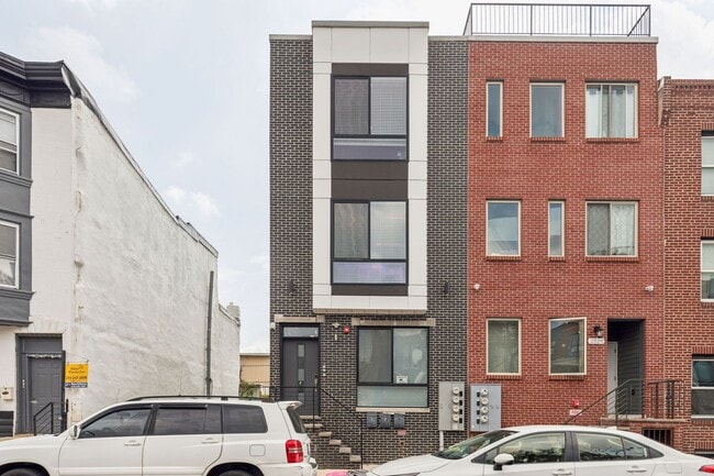 Building Photo - Chic 2-Bedroom Rental with Stunning Roofto...