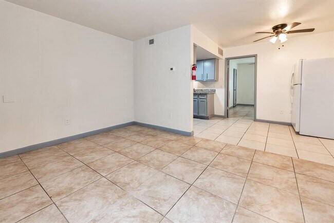 Building Photo - 1802 N Wayside Dr