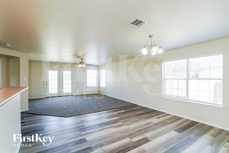 Building Photo - 4911 Viking Coral