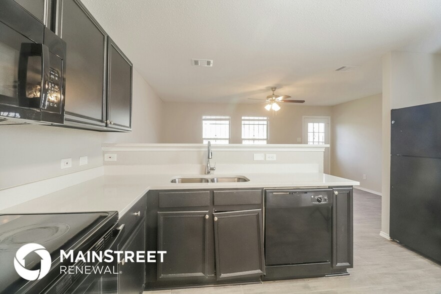 Building Photo - 735 Panola Dr