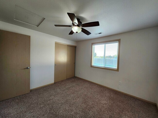 Building Photo - Spacious 3 bedroom/2 bath on Cul-de-Sac, 3...